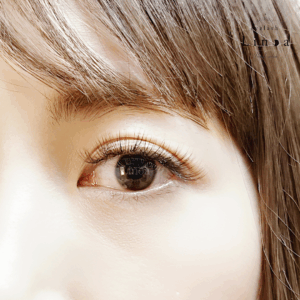 ボリュームラッシュ施術写真｜極細毛を束にして装着する軽やかなまつ毛エクステ｜自まつ毛が少なくても隙間をカバーできるデザイン