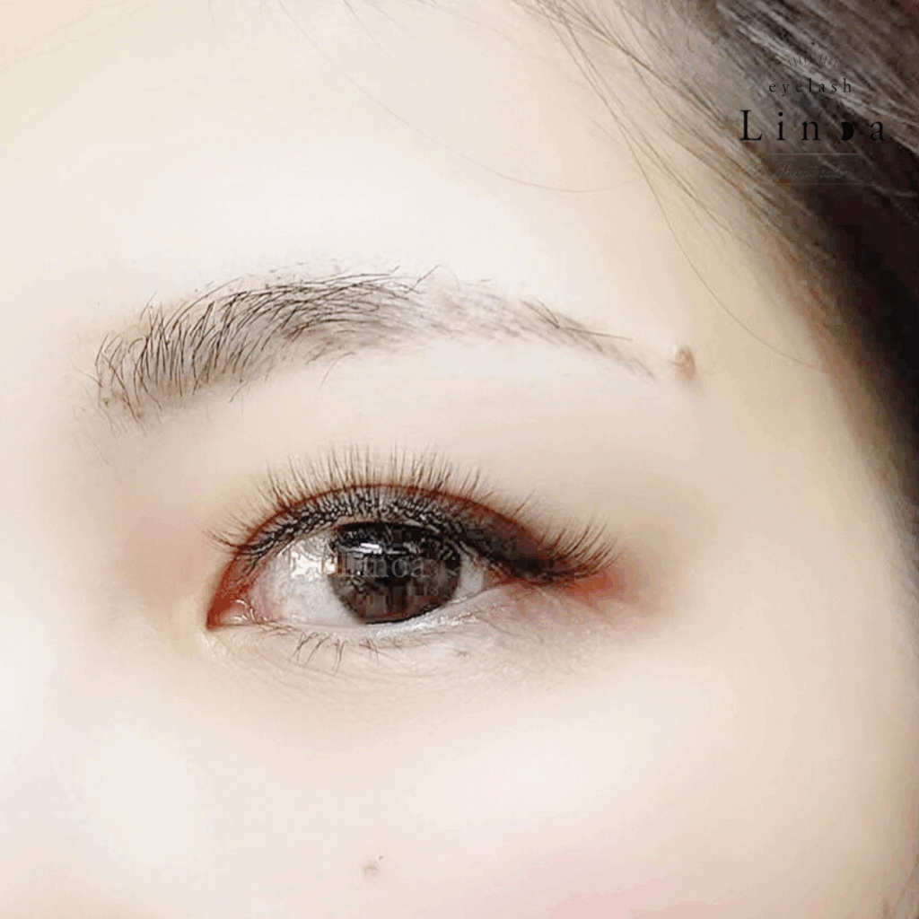 ボリュームラッシュ施術写真｜極細毛を束にして装着する軽やかなまつ毛エクステ｜自まつ毛が少なくても隙間をカバーできるデザイン