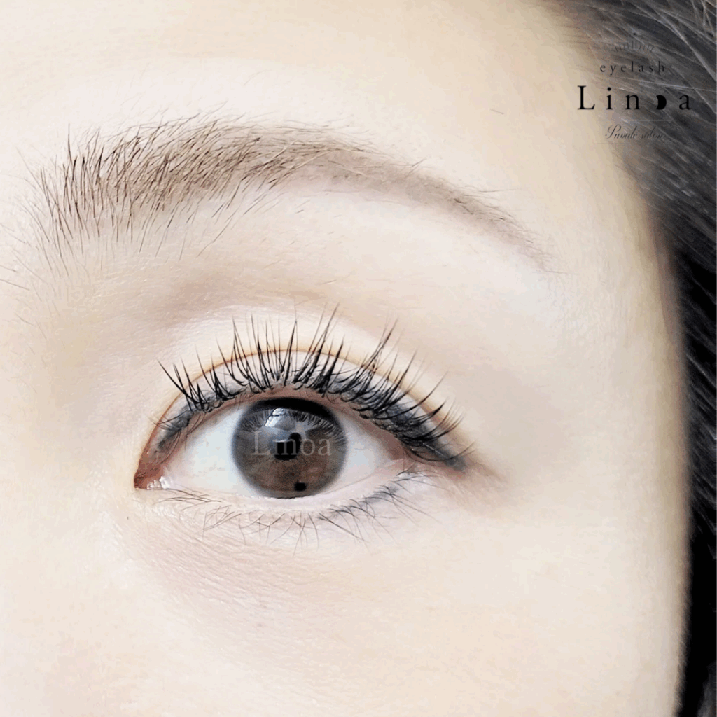 下向きまつ毛向けアップワードラッシュ仕上げ。ボリュームラッシュ×フラットラッシュを長さのバランスでデザイン