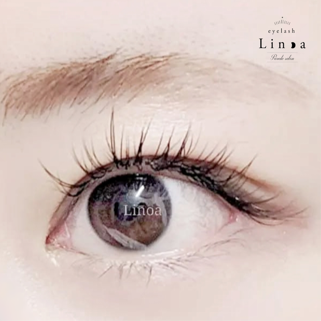 下向きまつ毛向けアップワードラッシュ仕上げ。フラットラッシュで長さの長短をだし立体感あるデザインに。