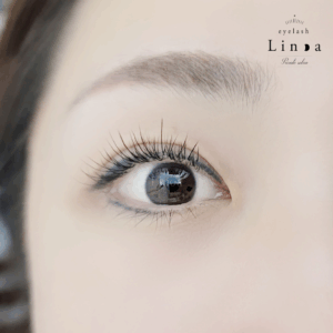 リフエク（ラッシュリフト＋フラットラッシュ80本）。ラッシュリフトで立ち上げたまつ毛にエクステを加えることで、自然さを残しながら程よいボリュームをプラス。自まつ毛だけでは物足りない方におすすめ