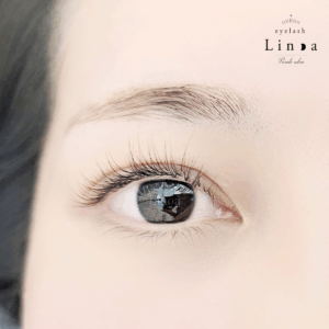 恵比寿のまつ毛サロンLinoaのリフエク（ラッシュリフト＋マツエク）施術写真。自まつ毛の長さを活かし、自然に馴染む元から長いまつ毛のような仕上がり。
