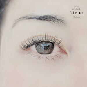 フラットラッシュ黒にくすみネイビーをMIX。青みのあるブラックでシックな仕上がりのまつ毛デザイン