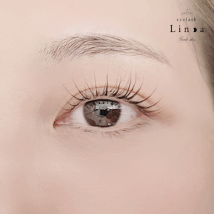 恵比寿のまつ毛サロンLinoaのリフエク（ラッシュリフト＋マツエク）施術写真。自まつ毛の長さを活かし、自然に馴染む元から長いまつ毛のような仕上がり。