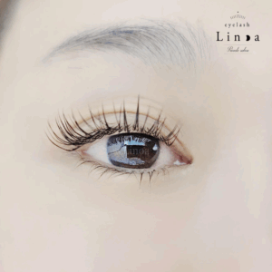 「LCカール・フラットラッシュ。根元から立ち上がって見える特殊形状のカールで、長さやカール感が際立ち、ぱっちりした印象に