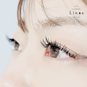 「LCカール・フラットラッシュ。根元から立ち上がって見える特殊形状のカールで、長さやカール感が際立ち、ぱっちりした印象に