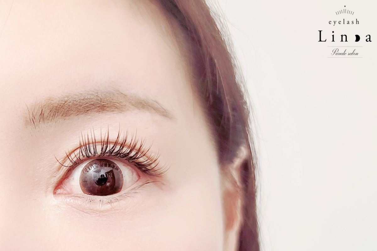 渋谷区恵比寿のまつ毛サロンLinoa｜フラットラッシュとアップワードラッシュで根元から立ち上げたダークブラウンデザイン、自然な存在感と抜け感のある仕上がり