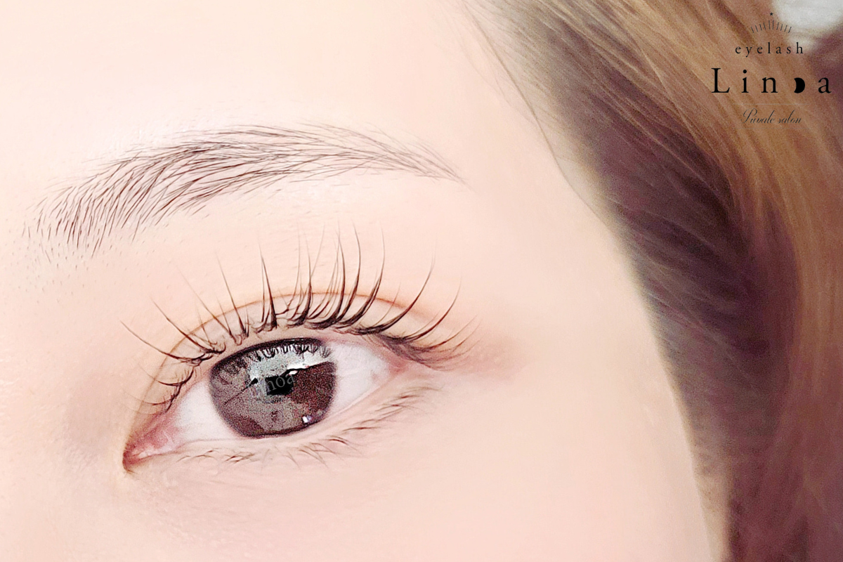 渋谷区恵比寿のまつ毛サロンLinoa｜ラッシュリフトで根元から上げて極細エクステを装着、毛先まで馴染むナチュラルなリフエクデザイン