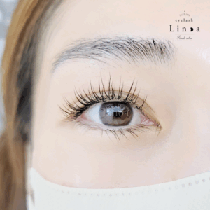 リフエク（ラッシュリフト＋フラットラッシュLCカール）。ラッシュリフトで立ち上げたまつ毛にエクステを加えることで、自然さを残しながら程よいボリュームをプラス。自まつ毛だけでは物足りない方におすすめ