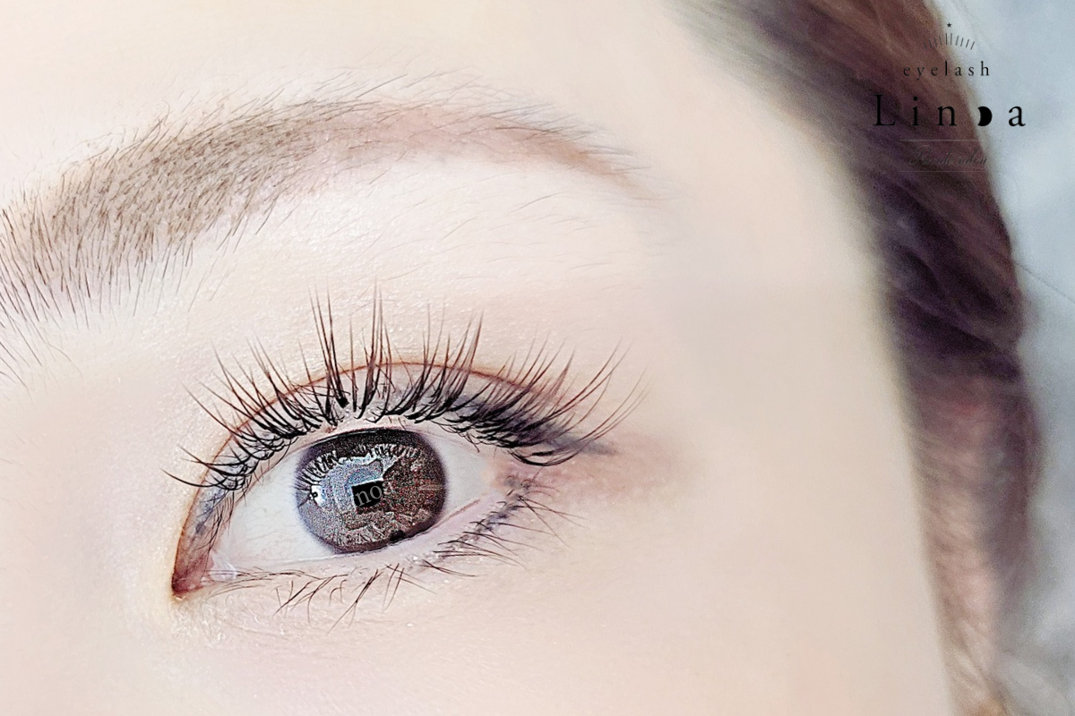 渋谷区恵比寿のまつ毛サロンLinoa｜フラットラッシュとボリュームラッシュをMIXしアップワードラッシュで根元から立ち上げたデザイン、立体感と程よいボリュームで華やかな目元に