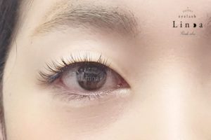 一重奥二重向けマツエクデザイン。アップワードラッシュ装着で根元から上げてパッチリ仕上げ。