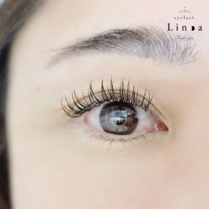 LDカール・フラットラッシュ。根元から立ち上がって見える特殊形状のカールで、長さやカール感が際立ち、ぱっちりした印象に